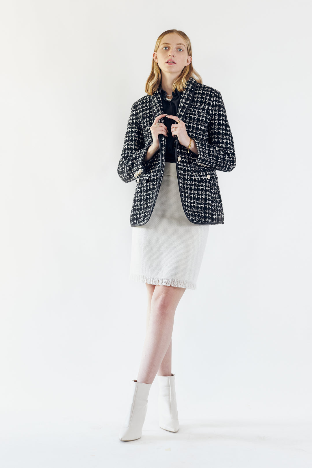 Power Woman - White Tweed Skirt: The Epitome of Elegance by Le Réussi